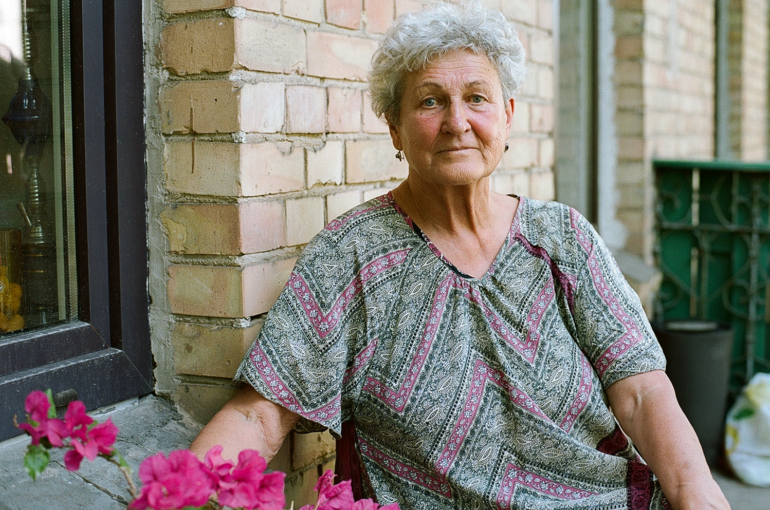 Ona Horodničiūtė gimė 1940 Vilniuje. Jos tėvai Marija ir Henrikas Horodničiai čia apsigyveno po I-ojo pasaulinio karo. Jų abiejų šeimos tuo metu grįžo į Vilnių iš Rusijos. Onos interesų laukas platus: jaunystėje ji buvo irkluotoja, kuri mintinai citavo operas. Vėliau dirbo gide Jungtiniuose Arabų Emiratuose ir Vilniuje.