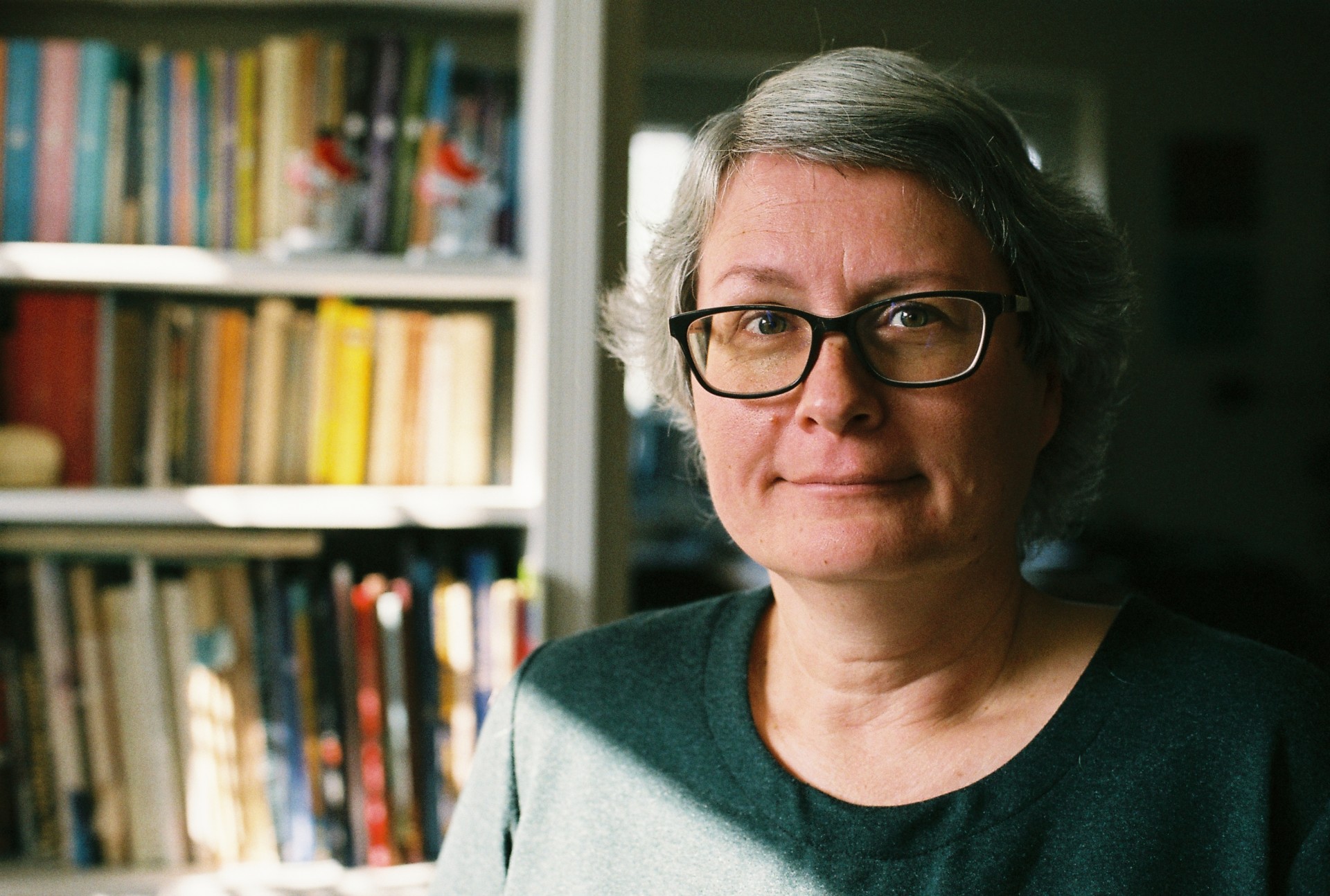 Su dr. Jurga Jonutyte susitikome Kaune, jos namuose Žaliakalnyje. Gimusi ir augusi Vilniuje, mokslininkė į Kauną išvyko mokytis į dailės mokyklą. Jos pažįstamas Vilnius buvo istoriškas ir mitologizuotas, tad savo tyrimuose ji stengėsi miestą pažinti darbininkų ir kitų rečiau kalbinamų vilniečių akimis. ©Martyna Šulskutė