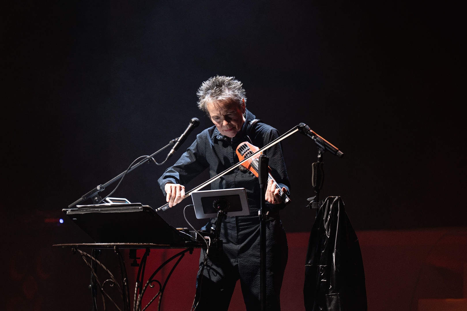 Laurie Anderson Vilniuje grojanti specialiai jai po peties traumos pritaikytu smuiku. ©Živilė Butvilaitė