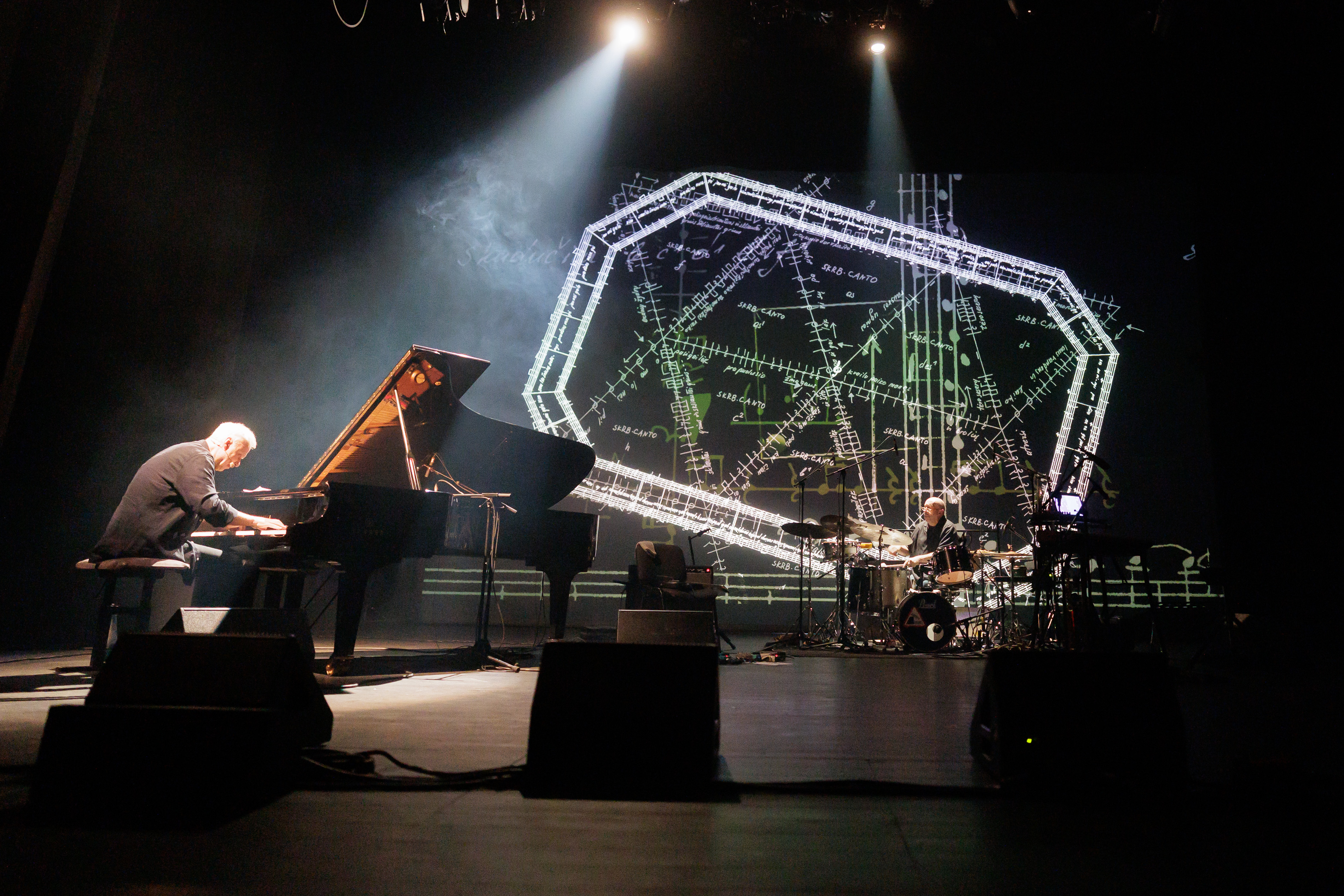 Vilniaus triptikas „Pokalbiai su šviesa“, scenoje – būgnininkas Arkadijus Gotesmanas ir pianistas Tomas Kutavičius. ©Greta Skaraitienė