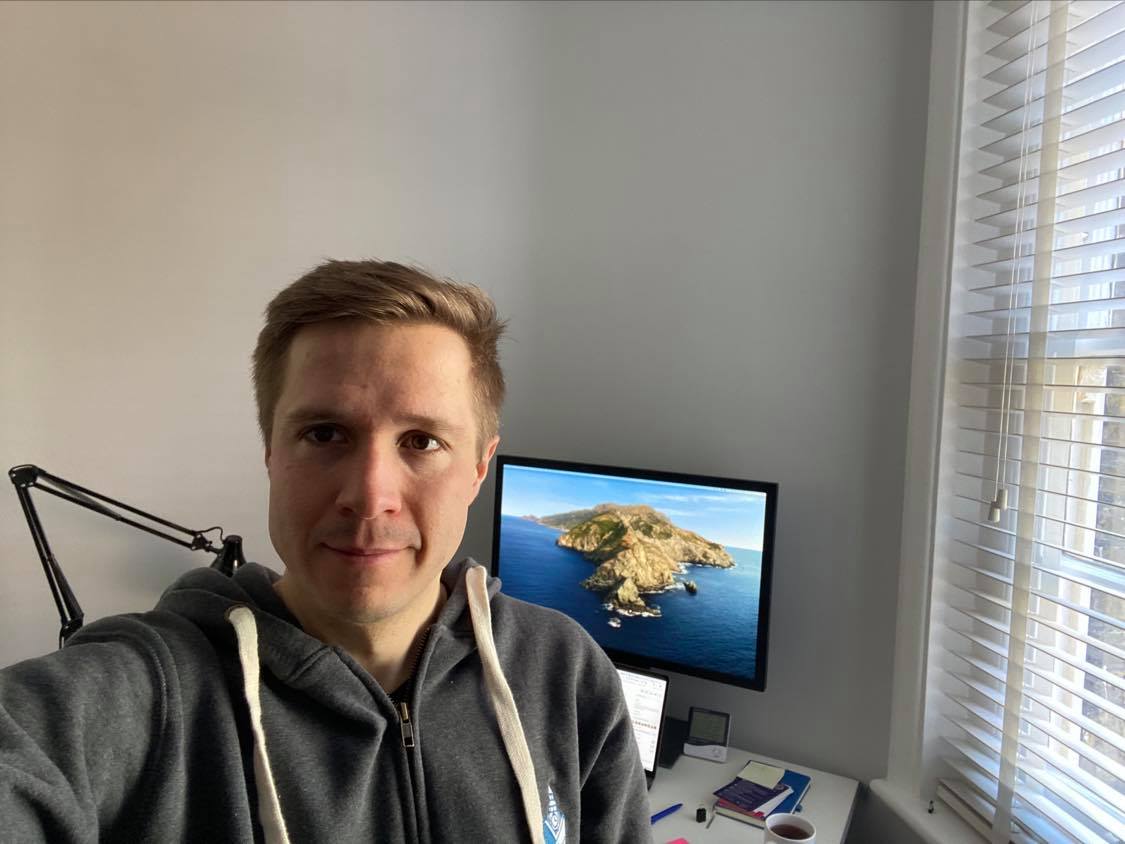 „Facebook“ biure Londone dirbantis Kostas Kononovas jau antrą savaitę dirba iš namų. Jungtinės Karalystės gyventojams, kurie dėl viruso negali tęsti savo darbo, Vyriausybė skyrė apsaugą – 80 proc. jų įprasto atlyginimo dalies. Asmeninio archyvo nuotrauka
