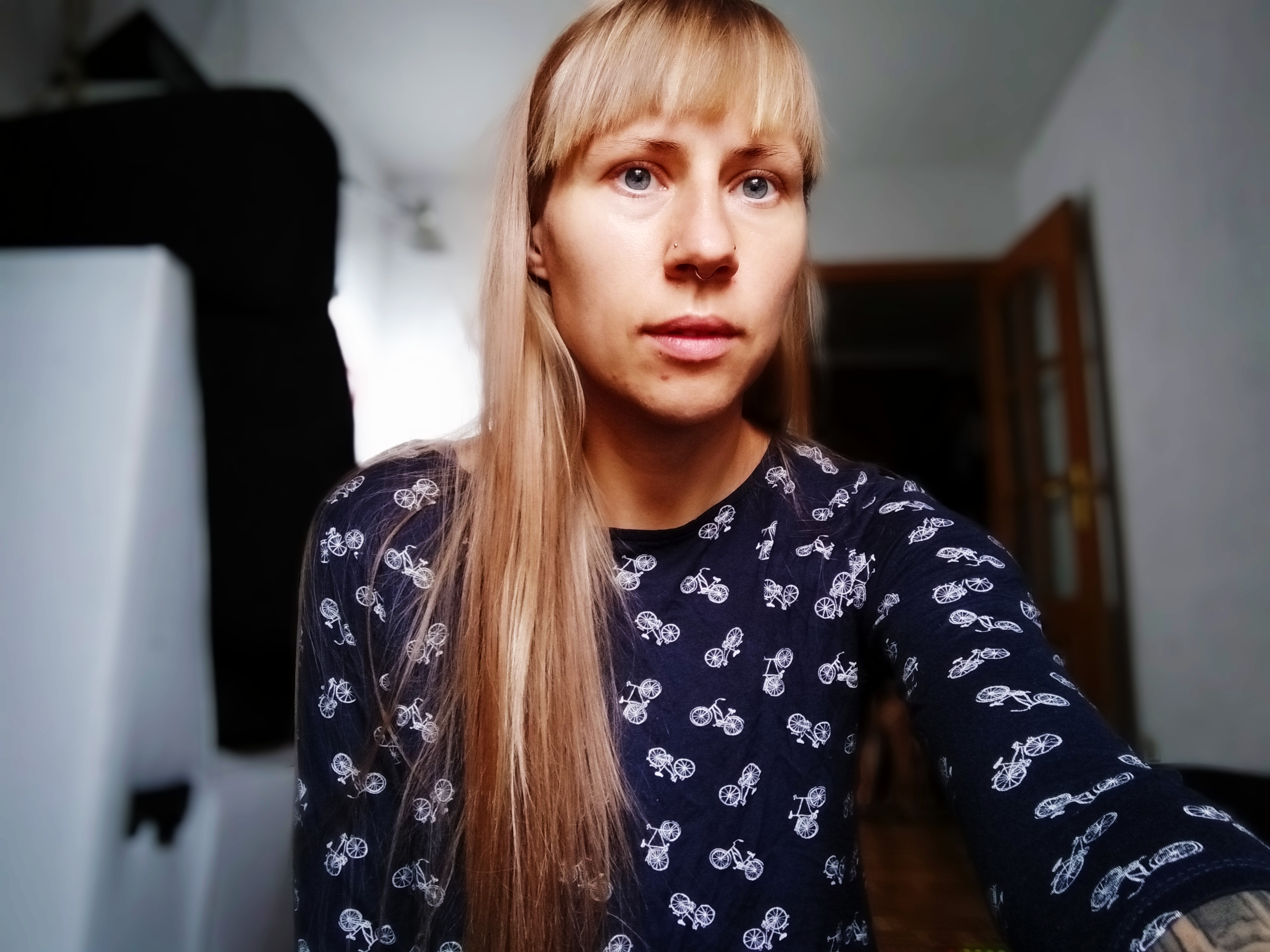 Madridas, vienas gyviausių Europos miestų, šiuo metu turi vieną griežčiausių karantinų pasaulyje. Sociologė Reda Jureliavičiūtė į lauką išeina tik išvesti šuns ir tai leidžiama tik greta namų. Ispanijoje epizodo išleidimo metu (kovo 31-ąją) patvirtinta virš 90,000 koronaviruso atvejų, 8,000 žmonių mirė. Asmeninio archyvo nuotrauka