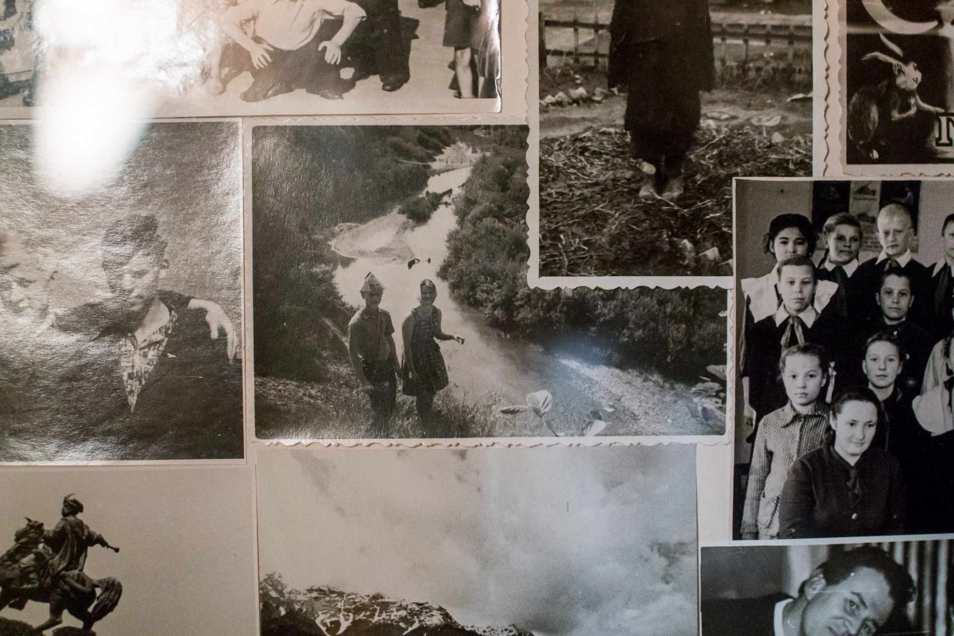 Pati pirmoji V. Butyrino daryta fotografija (centre). Joje - draugas ir jo sesė prie Jiesios upės Kaune.