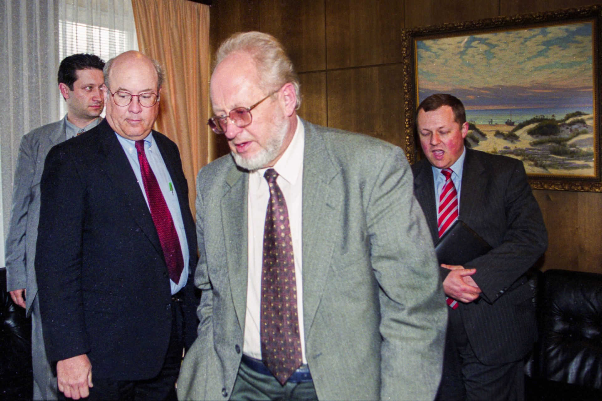 Gedimino Vagnoriaus Vyriausybės Ūkio ministras Vincas Babilius. Susitikimas su „Williams“ vadovais Vilniuje, kairėje – „Williams International“ prezidentas Johnas Bumgarneris. Vyriausybė, 1999 m. balandžio 13 d.