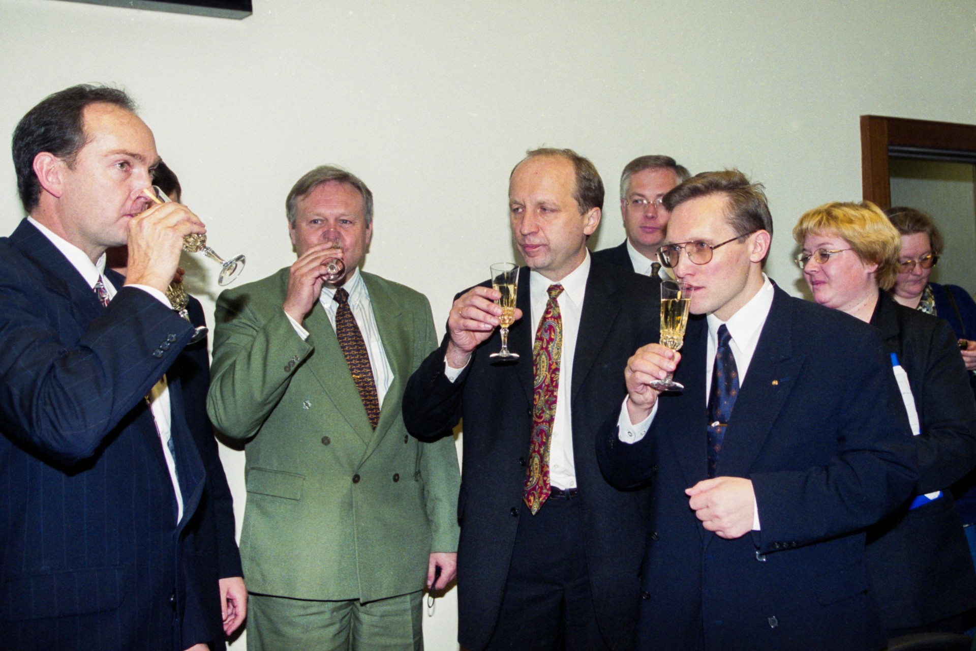 „Williams Lietuva“ vadovas Randy Majorsas, susisiekimo viceministras Ričardas Malkevičius, Seimo pirmininko pirmasis pavaduotojas Andrius Kubilius ir valdymo reformų ir savivaldybių reikalų ministras Sigitas Kaktys po sutarties su „Williams“ pasirašymo. Ūkio ministerija, 1999 m. spalio 29 d.