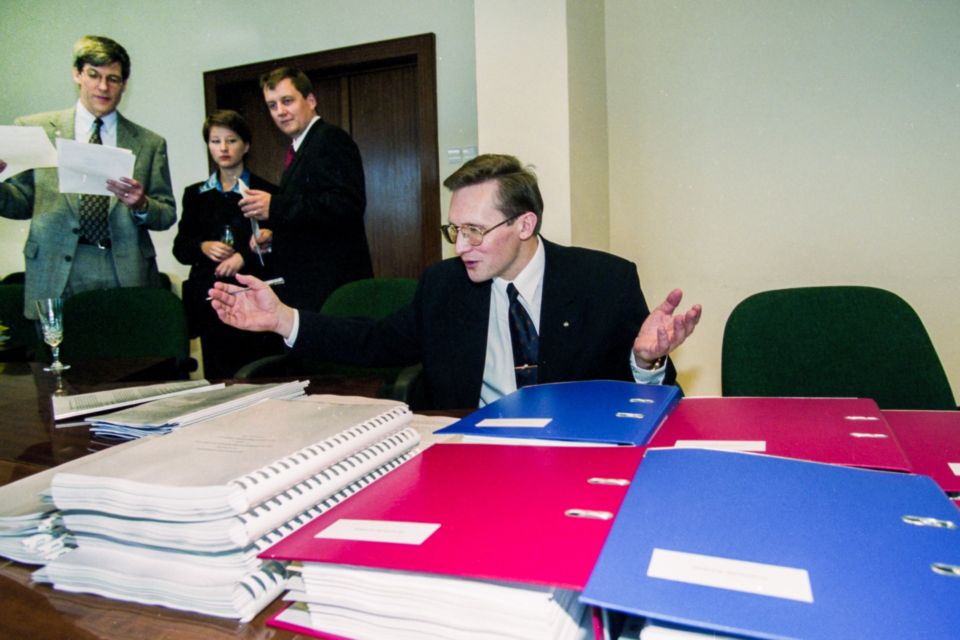 Po Pakso atsistatydinimo naujai sudarytai derybų delegacijai vadovavo valdymo reformų ir savivaldybių reikalų ministras Sigitas Kaktys. Sutarties dokumentų apimtis – 2 tūkst. puslapių, kuriuos jam reikėjo pasirašyti. Ūkio ministerija, 1999 m. spalio 29 d.