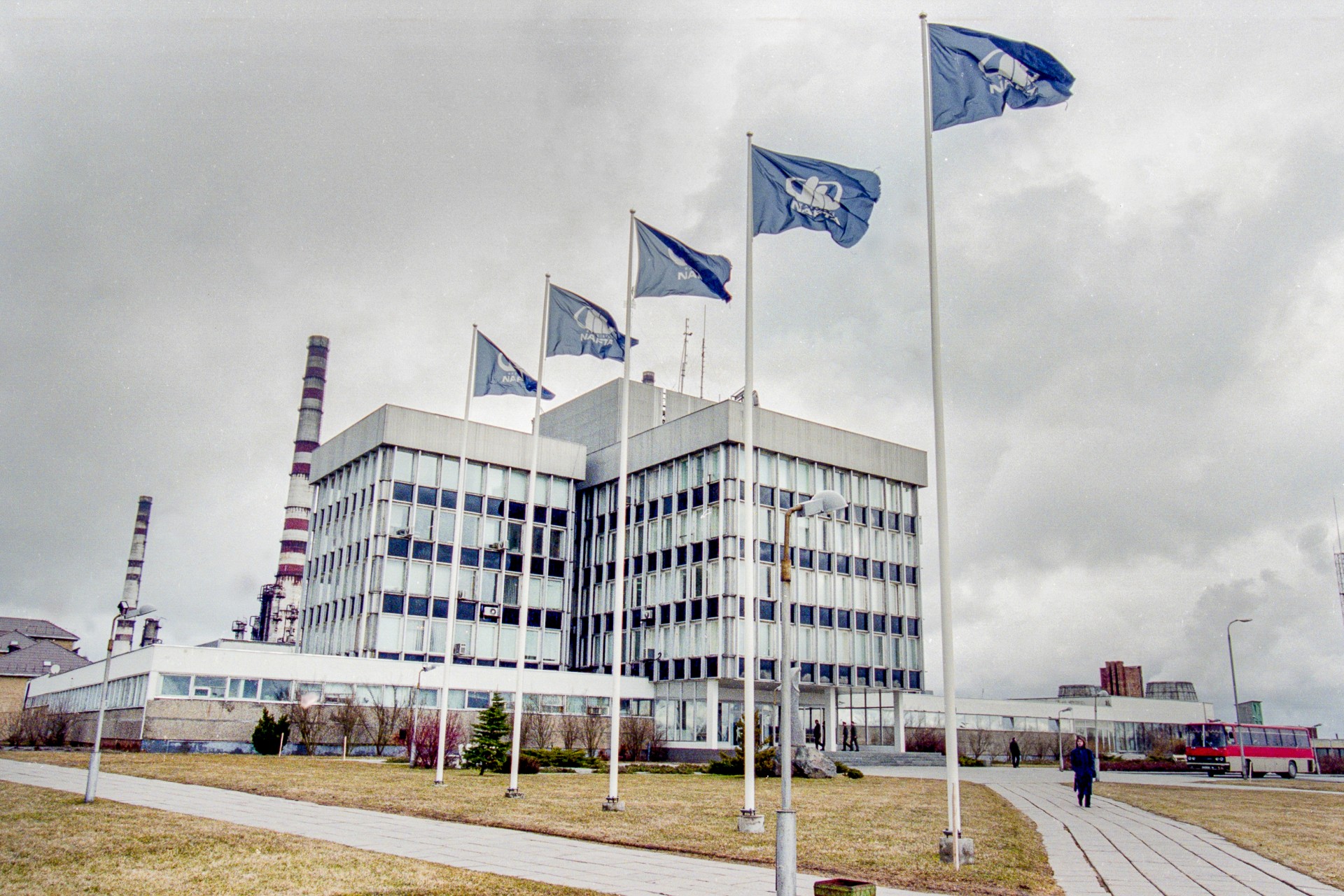 „Mažeikių naftos“ gamyklos administracinis pastatas, 2000 m. kovas. Po Rusijos ekonominės krizės 1998 m. gamykla veikė nuostolingai. Lietuva ieškojo jai investuotojų, pageidautina – amerikiečių.