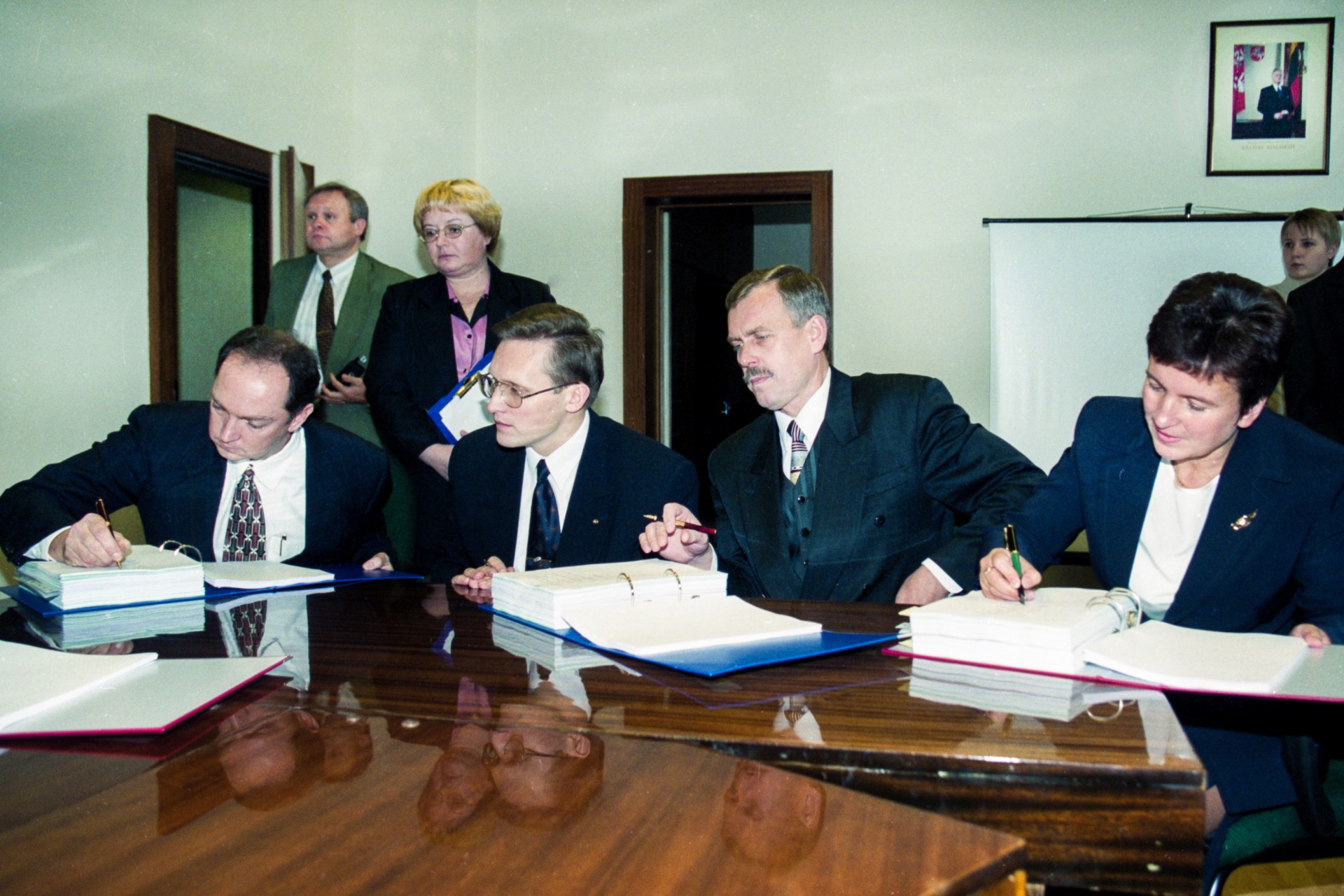 Sutarties su „Williams“ pasirašymas. Iš kairės: „Williams Lietuva“ vadovas Randy Majorsas, Valdymo reformų ir savivaldybių reikalų ministras Sigitas Kaktys, Susisiekimo ministras Rimantas Didžiokas ir „Mažeikių naftos“ laikinoji generalinė direktorė Vita Petrošienė.