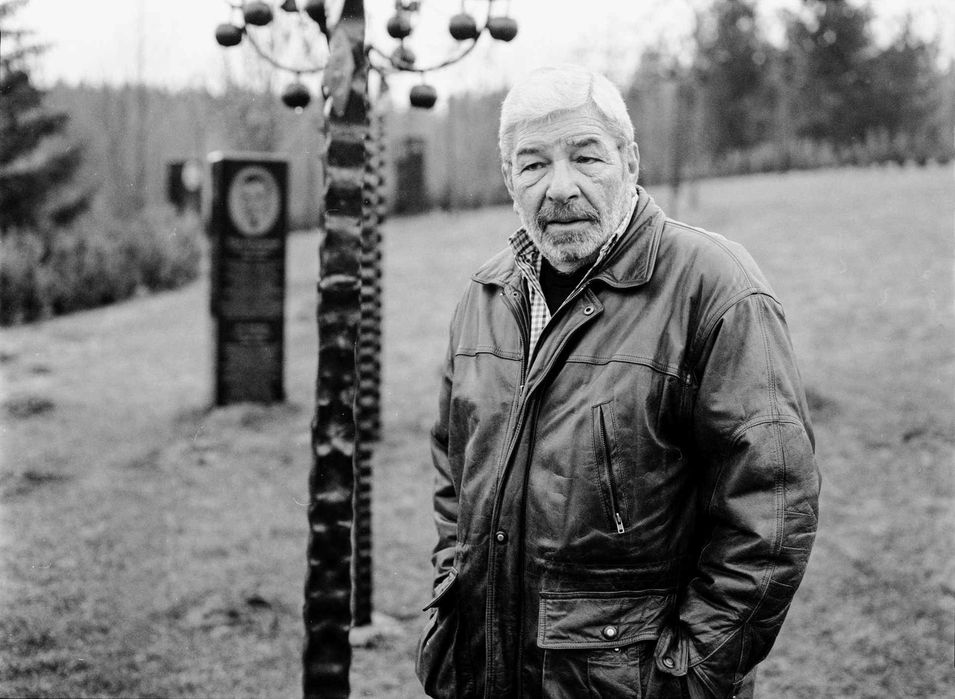 Eugenijus Bunka tėvo įkurtame Litvakų atminimo sode, kuriame pastatyti epitafai garsiems Lietuvos žydams-išeiviams. ©Artūras Morozovas