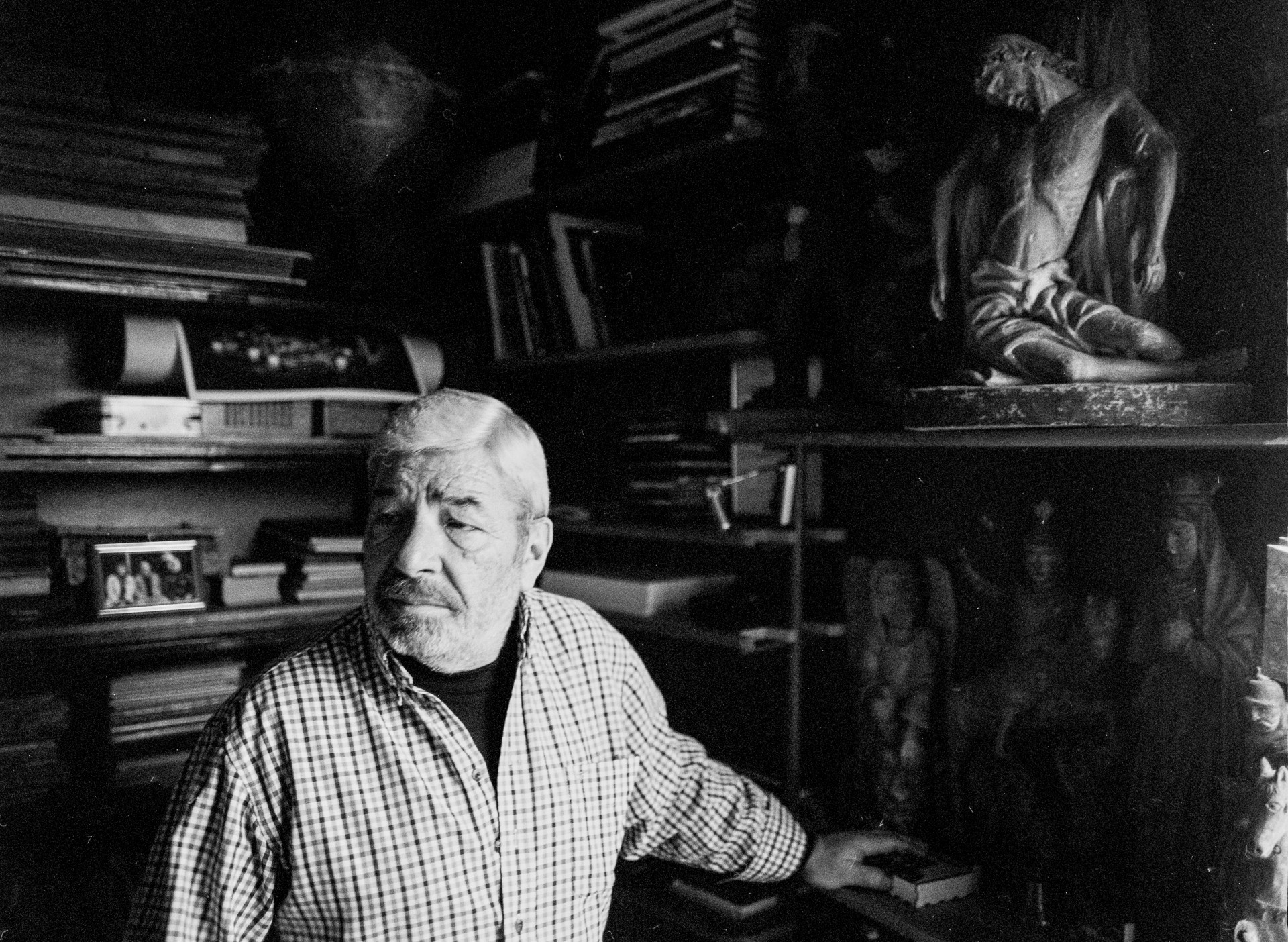 „Istorikai tikina, jog iš istorijos reikia mokytis nekartoti praeities klaidų. Tuo jie pripažįsta, kad esame nemokytini, nes jeigu mokytumėmės, šiandien nebūtų karų, rasinių ir religinių konfliktų, dvigubų standartų, vyrautų teisingumas, taika ir gal būt net absoliuti tolerancija“, – atsiimdamas Sugiharos fondo apdovanojimą kalbėjo Eugenijus Bunka. ©Berta Tilmantaitė „Istorikai tikina, jog iš istorijos reikia mokytis nekartoti praeities klaidų. Tuo jie pripažįsta, kad esame nemokytini, nes jeigu mokytumėmės, šiandien nebūtų karų, rasinių ir religinių konfliktų, dvigubų standartų, vyrautų teisingumas, taika ir gal būt net absoliuti tolerancija“, – atsiimdamas Sugiharos fondo apdovanojimą kalbėjo Eugenijus Bunka. ©Berta Tilmantaitė