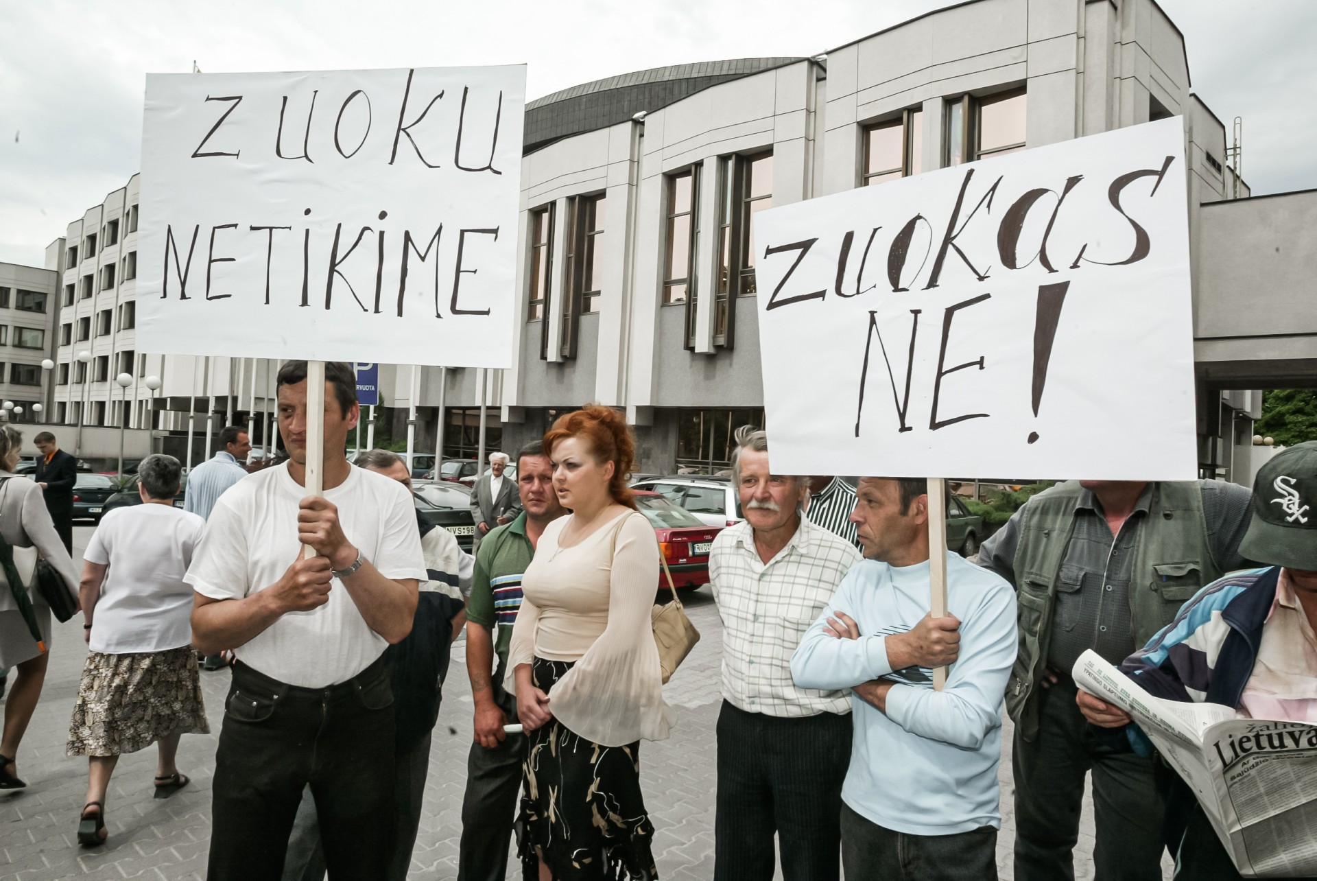 Demonstracija vyko 2003 m. birželį Gedimino prospekte, kur tuo metu buvo įsikūrusi Vilniaus miesto savivaldybė. ©Paulius Lileikis