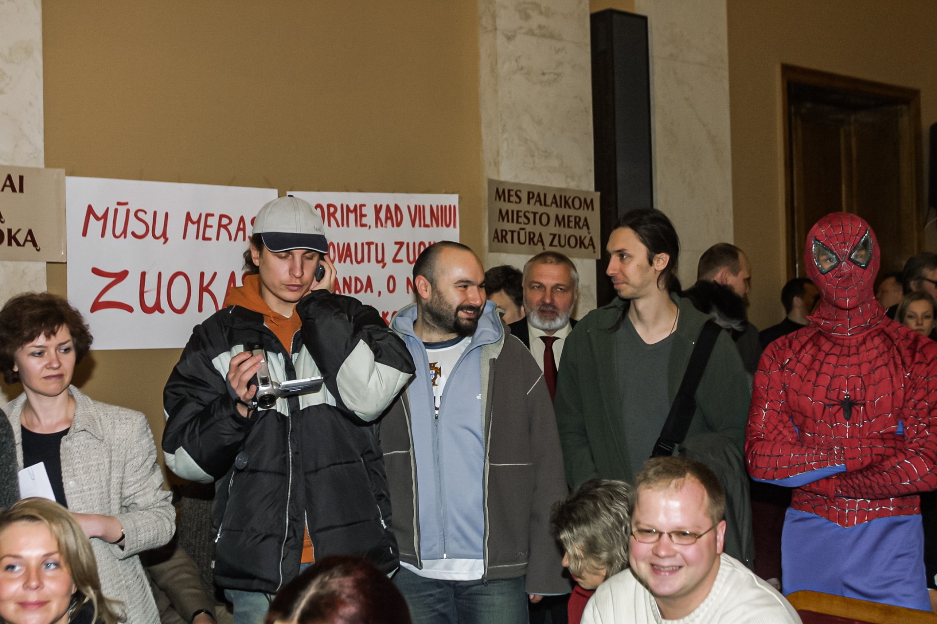 Į savivaldybę susirinko žmonės palaikyti Zuoko. Viduryje – grupė ŽAS. ©Paulius Lileikis