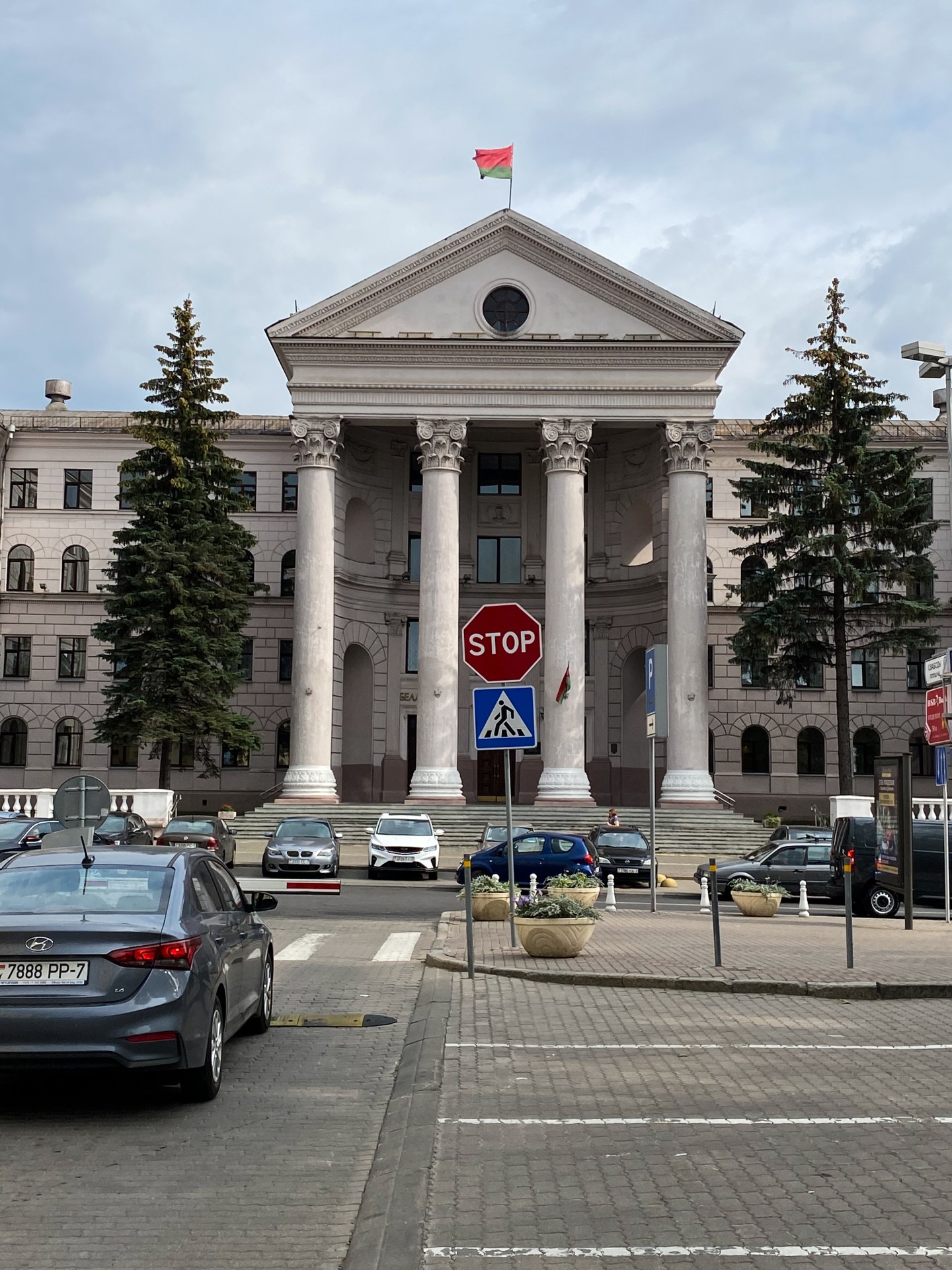 Официальный флаг страны отождествляется с режимом Лукашенко, это символ государственного патриотизма. Красно-зелёные флаги можно увидеть повсюду. Белорусская государственная академия музыки, 2021 г.