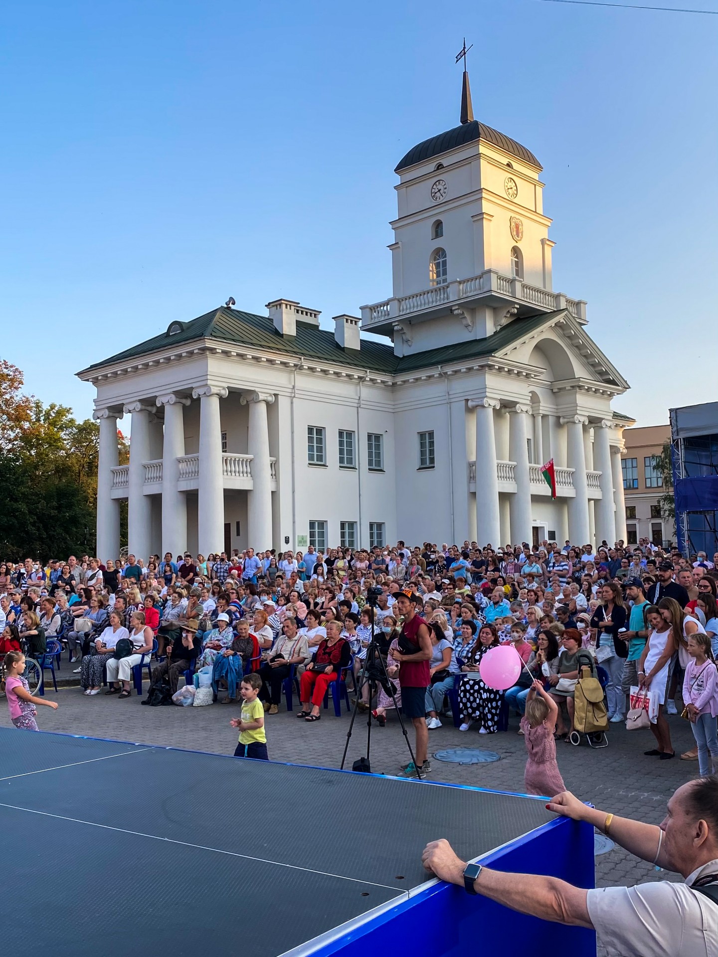 В конце лета 2020-го г. люди собирались на массовые протесты в центре города, сегодня – на концерты классической музыки. Ратуша, 2021 г.