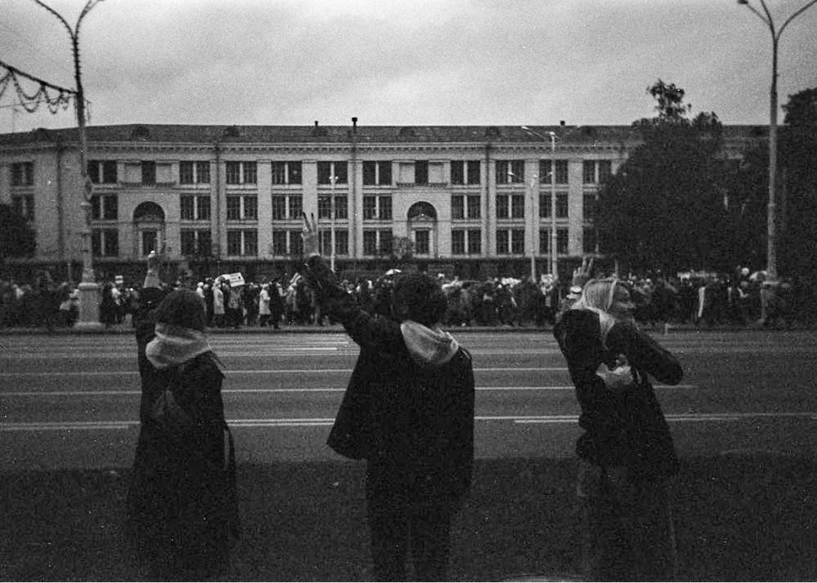 Протестующие показывают знак «Victory» (победы), ставший ещё одним символом протеста. Площадь Якуба Коласа, 2020 г.